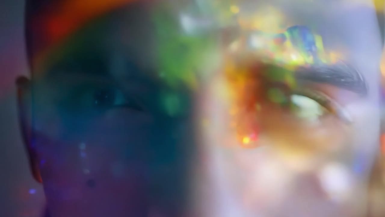 retrato en primer plano de una mujer con ojos verdes, mirando a la cámara