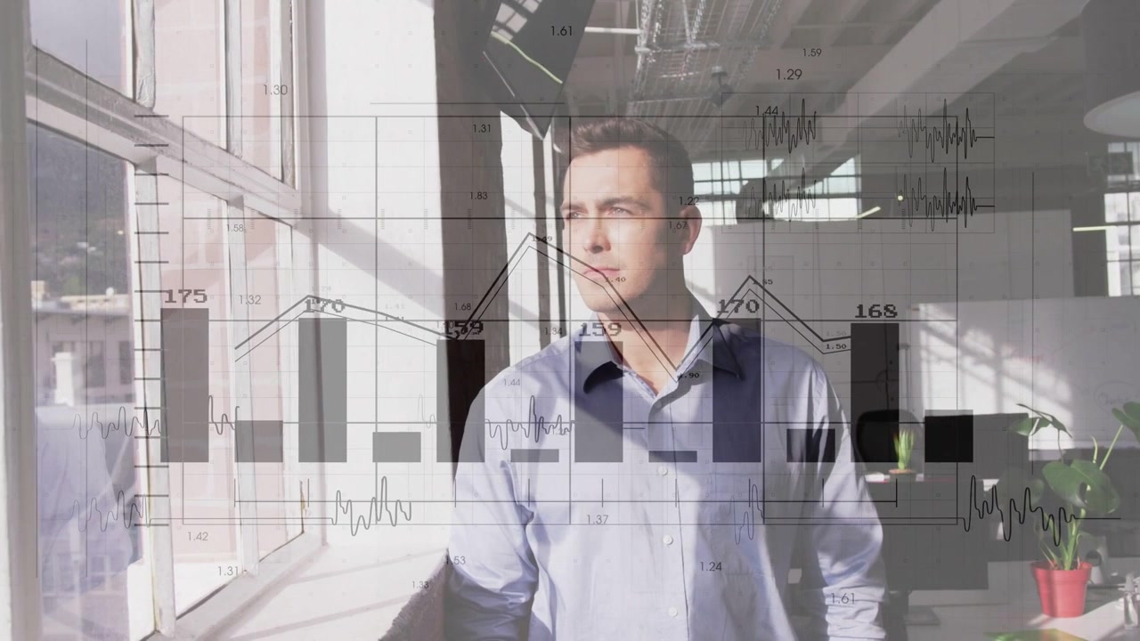 Professionista d'affari in piedi vicino alla finestra, che si gira mentre i grafici animati si aggiornano per l'analisi.