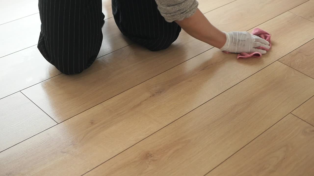 나무 바닥을 청소하는 것