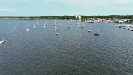 Hochwinkelclip-Mit-Drohne-Verankerter-Segelboote