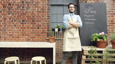 Porträt-Des-Besitzers-Eines-Barista-Cafés