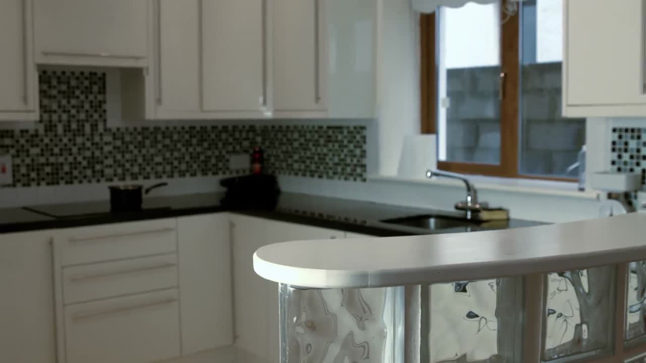 кадры с прилавка на кухне