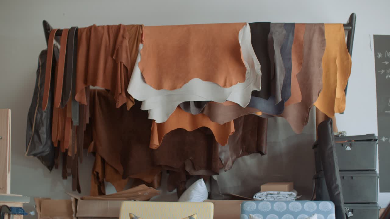 вариации сырой кожи, висящие в студии