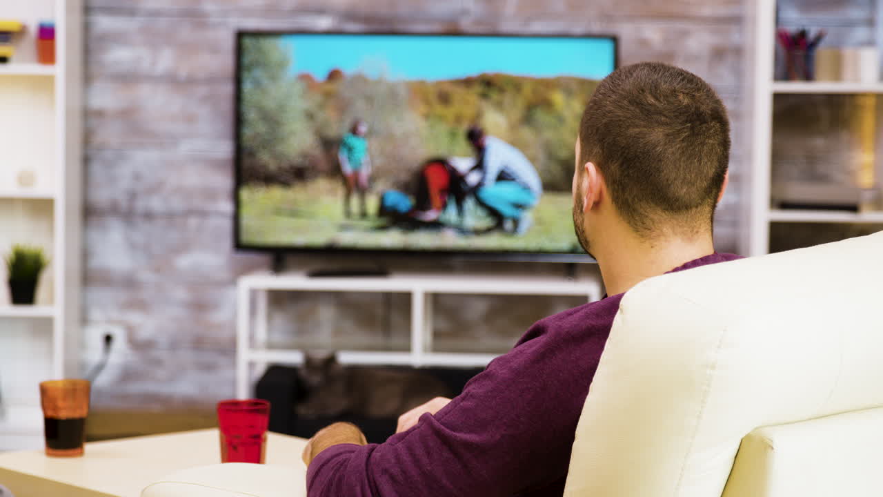 Uomo che guarda la tv a casa