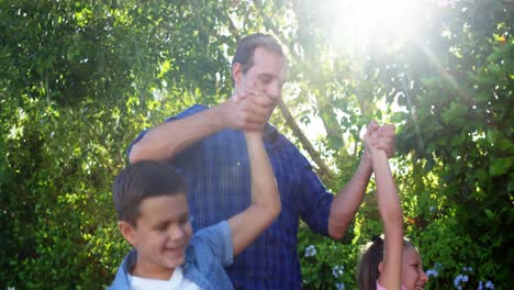 Padre-Jugando-Con-Sus-Hijos-En-El-Parque