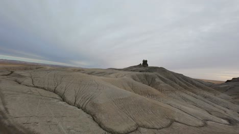 Factory-Butte-FPV-Drone-Sobrevuelo-En-Las-Colinas-Y-Cañones