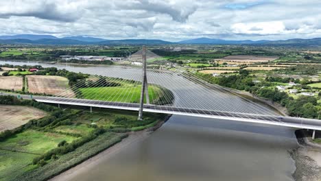 Blick-Auf-Eine-Brücke-über-Einen-Fluss-Mit-Bergen-Im-Hintergrund-In-Waterford,-Irland