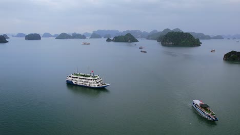 antena de cruceros vietnamitas que transportan turistas en ha long bay vietnam con agua tropical en un día nublado