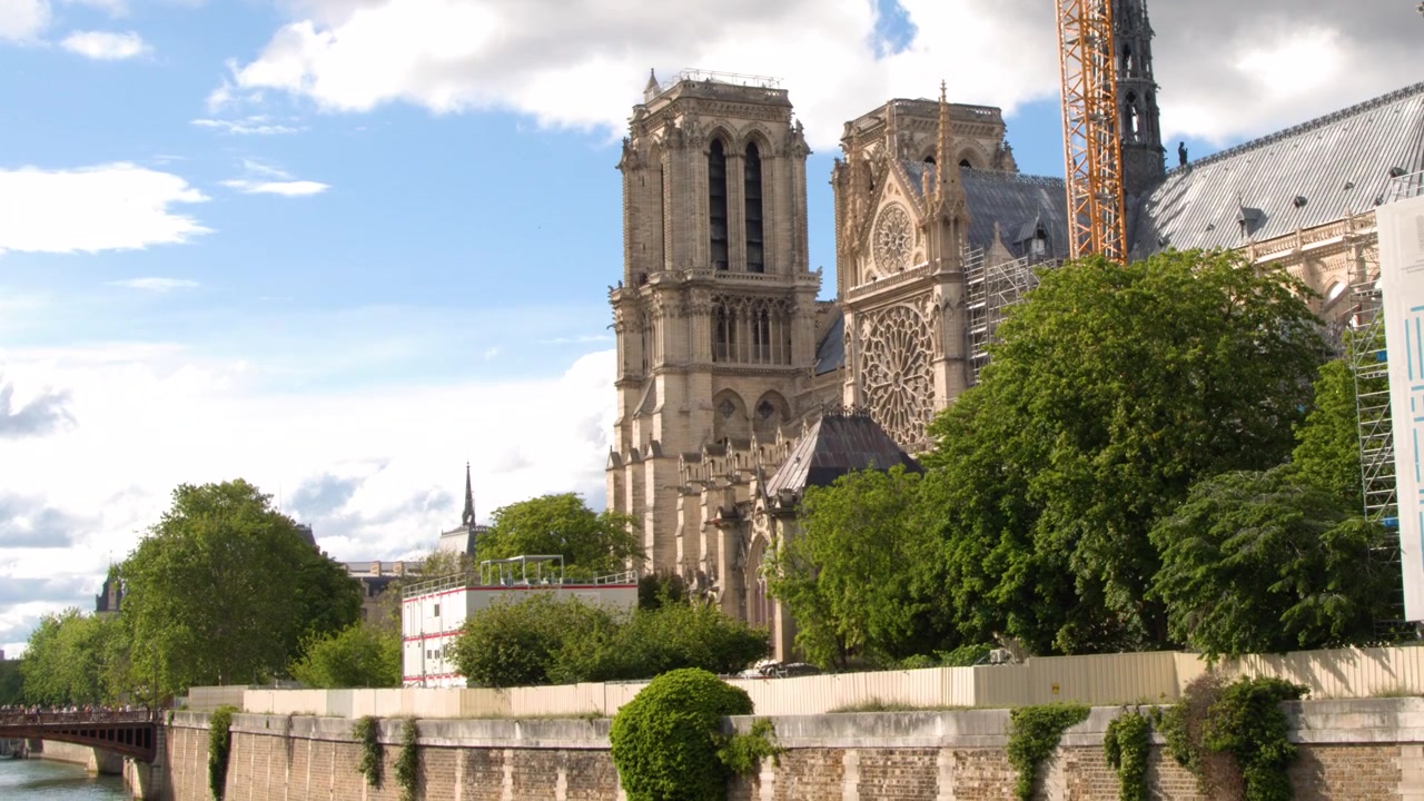 Paris, Fransa'da Sen Nehri kıyısında restorasyondan geçmekte olan Notre Dame Katedrali'nin geniş açı çekimi.