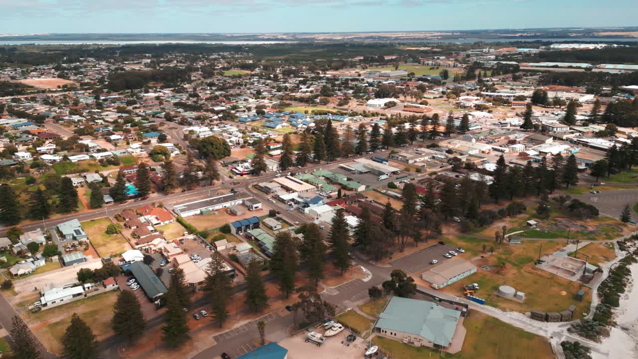 tomada de un avión no tripulado que revela el centro de la ciudad de esperance y la orilla con el muelle del petrolero en el fondo, australia occidental