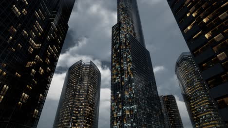 edificios de oficinas de rascacielos de vidrio con cielo oscuro