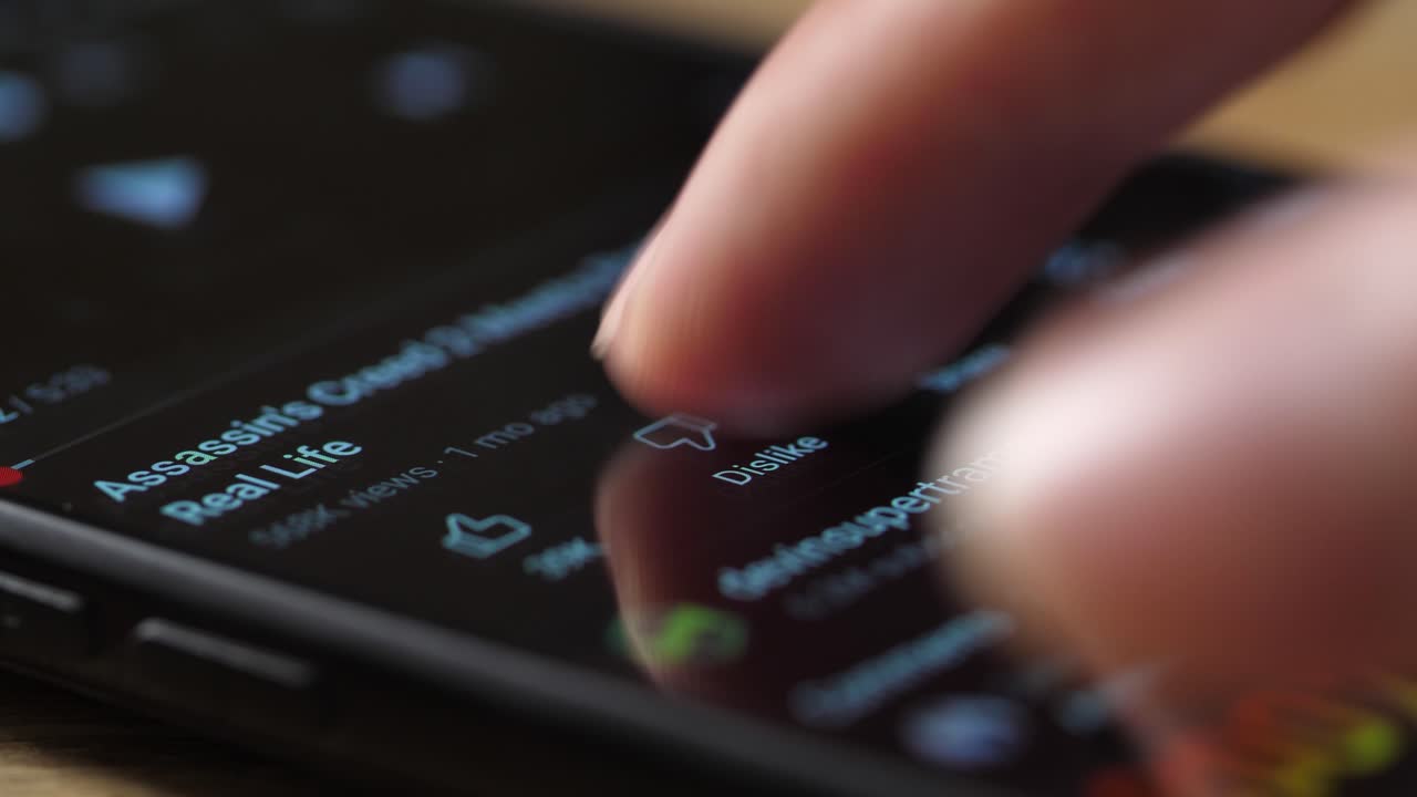 el dedo tocando la pantalla de un teléfono inteligente, mostrando una publicación en las redes sociales.