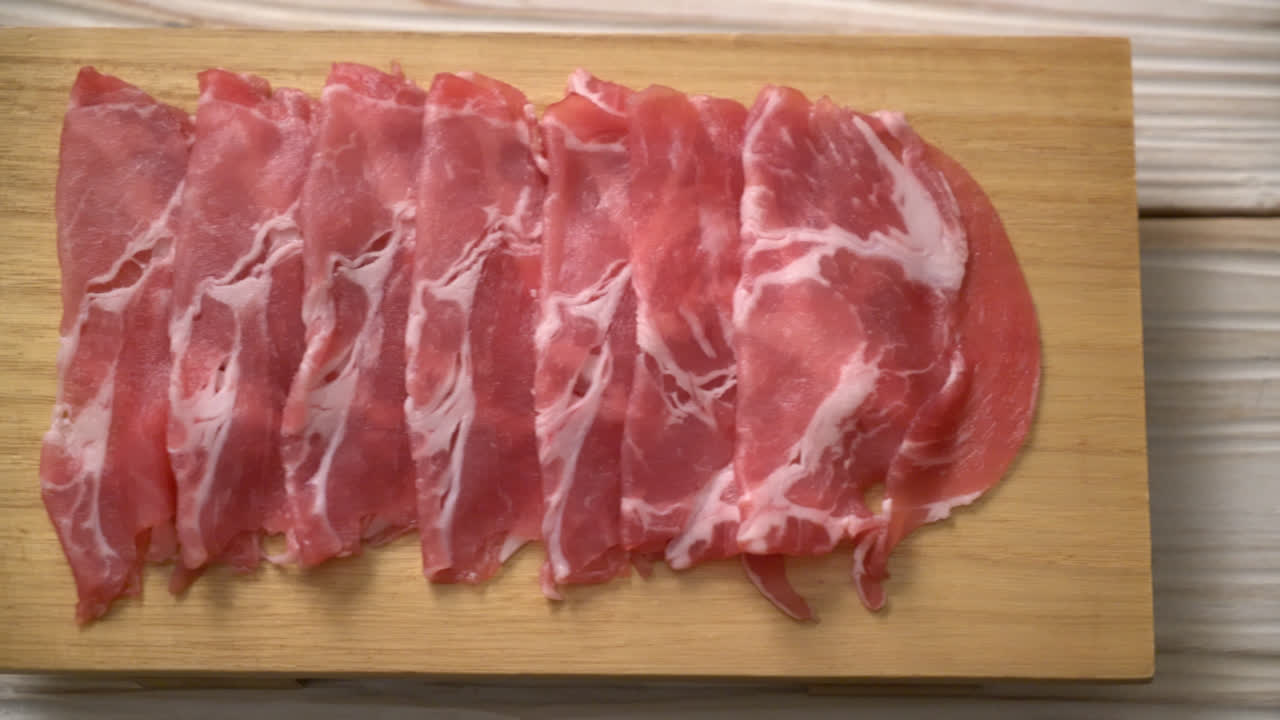 신선한 슬라이스 칼라 돼지 고기 날 것