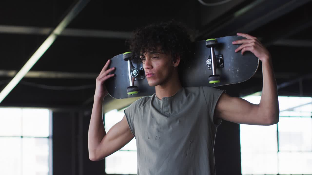 빈 주차장에서 스케이트보드를  ⁇ 고 있는 아프리카계 미국인 남자의 초상화