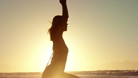 Silhouette-Einer-Frau,-Die-Yoga-Am-Strand-Macht