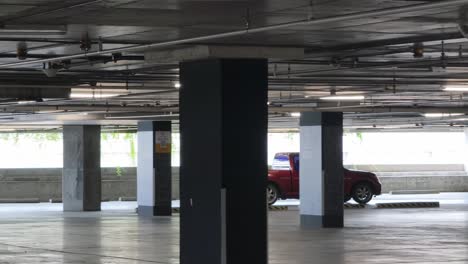 garaje de estacionamiento subterráneo con camión rojo
