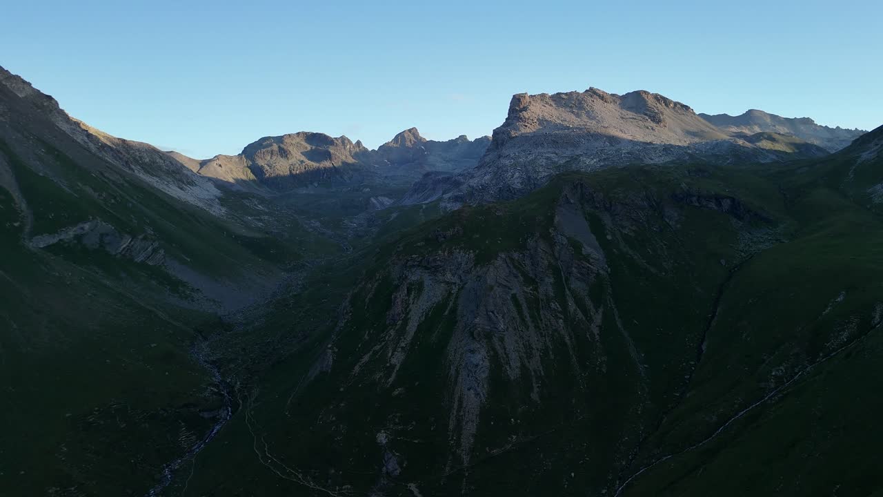 Pemandangan udara alam Jalur Pegunungan Julier, Pegunungan Alpen Swiss Albula, Swiss.