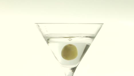 Se-Echa-Una-Aceituna-Verde-En-Un-Martini-2