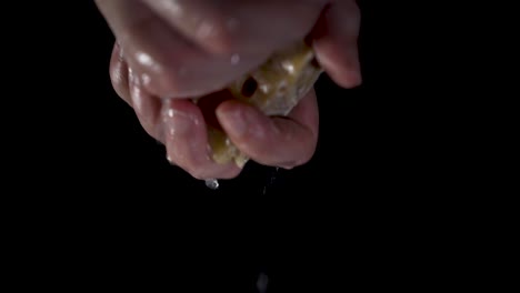 lavado de manos con jabón y espuma sobre fondo negro