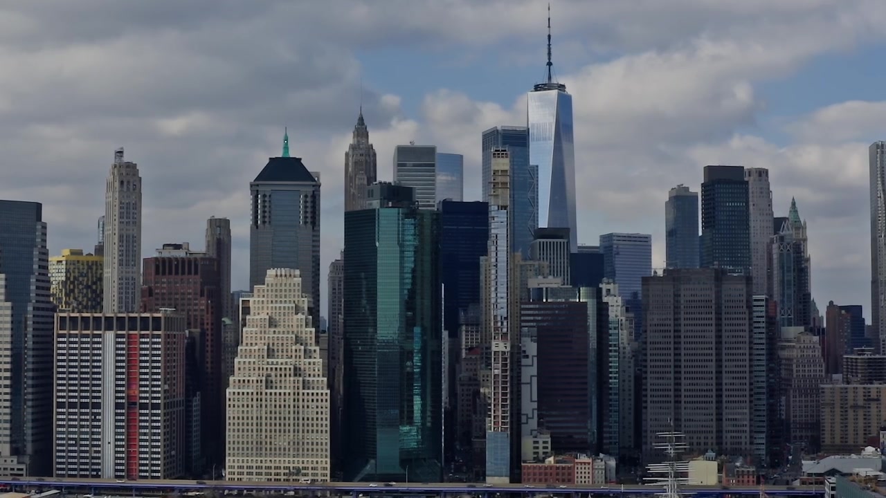 Vista dal Ponte di Brooklyn dello skyline di New York City con nuvole.
