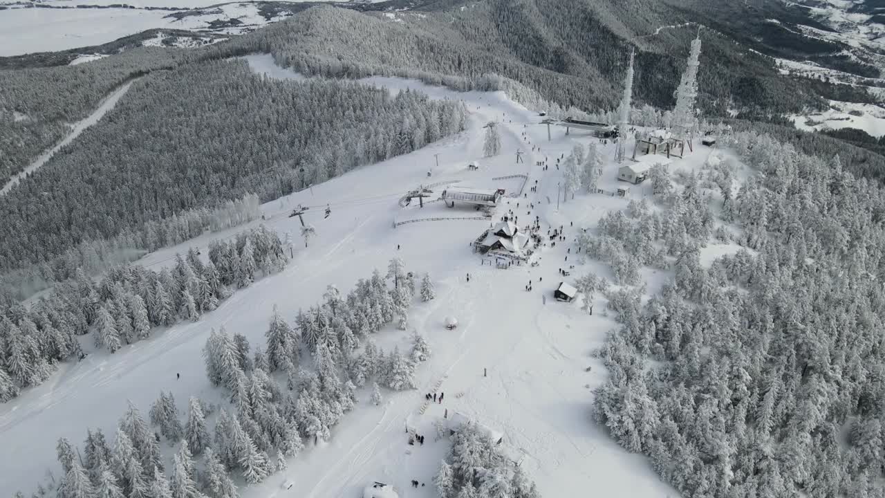 zlatibor, tornik cima de la montaña con góndola y remonte, pistas de esquí y antena con colinas y bosques cubiertos de nieve