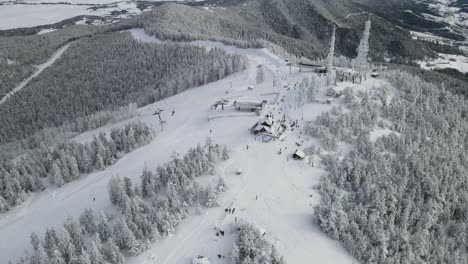 Zlatibor,-Tornik-Cima-De-La-Montaña-Con-Góndola-Y-Remonte,-Pistas-De-Esquí-Y-Antena-Con-Colinas-Y-Bosques-Cubiertos-De-Nieve