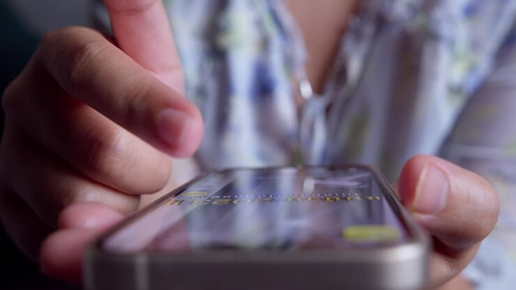Donna che tiene in mano il telefono, esplorando il mondo online