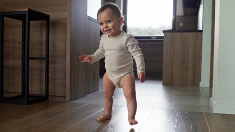 Video-of-little-girl-make-first-steps-at-home-interior.