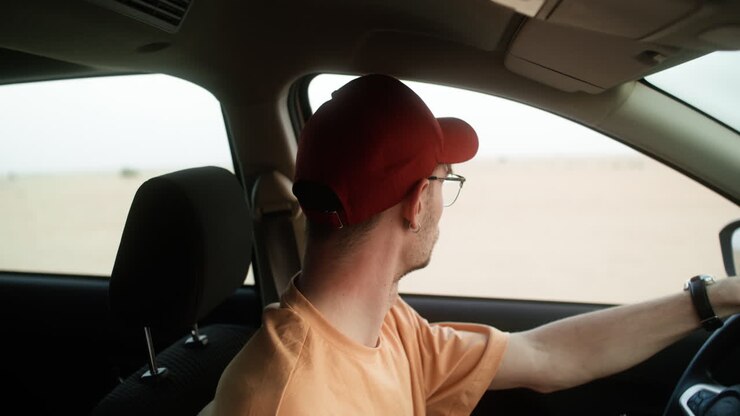 Uomo che guida un'auto