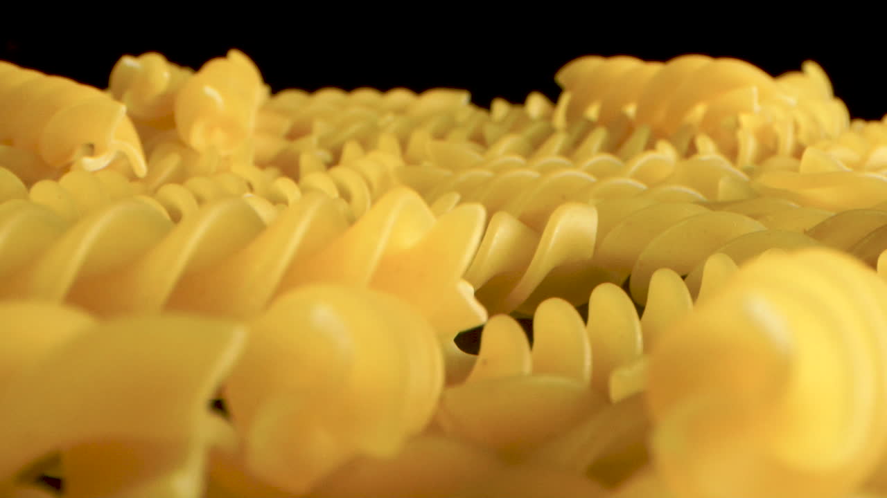 fusili, 검은 backround 및 테이블에 매크로 돌리 샷