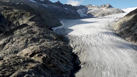 sobrevuelo aéreo rápido sobre el hielo del glaciar rhone cerca del paso de montaña furka en la frontera de valais y uri en suiza en un día soleado de verano