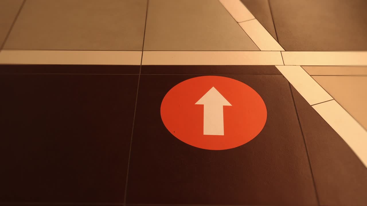 movimiento alrededor de la flecha blanca en el círculo rojo en el piso de baldosas