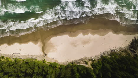 Luftaufnahme-über-Dem-Wunderschönen-Strand-An-Der-Küste-Von-Oregon,-Zwei-Menschen-Gehen-Weit-Unten