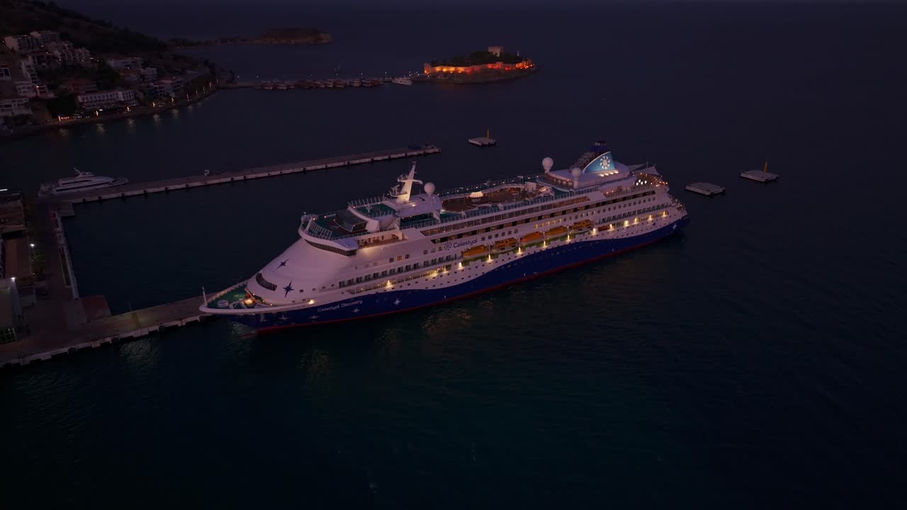 Brilho do nascer do sol no Mar Egeu com o Castelo de Kusadası e navio de cruzeiro, Turquia.