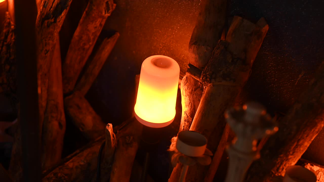 어두운 지하실에서 공포 테마의 비디오 조명.