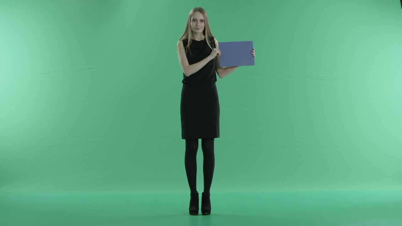 niña con una pantalla azul sobre un fondo verde