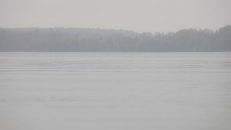 Friedliches-Wasser-Eines-Sees-Während-Des-Nebligen-Wintermorgens