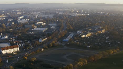 toma de drones del paisaje urbano de kassel en una hermosa luz solar suave y cubierta de niebla