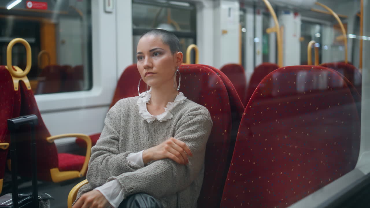 電車で旅する女性