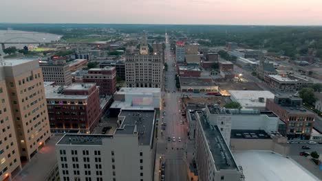 el centro de davenport, el horizonte de iowa durante el atardecer con el video del dron retrocediendo