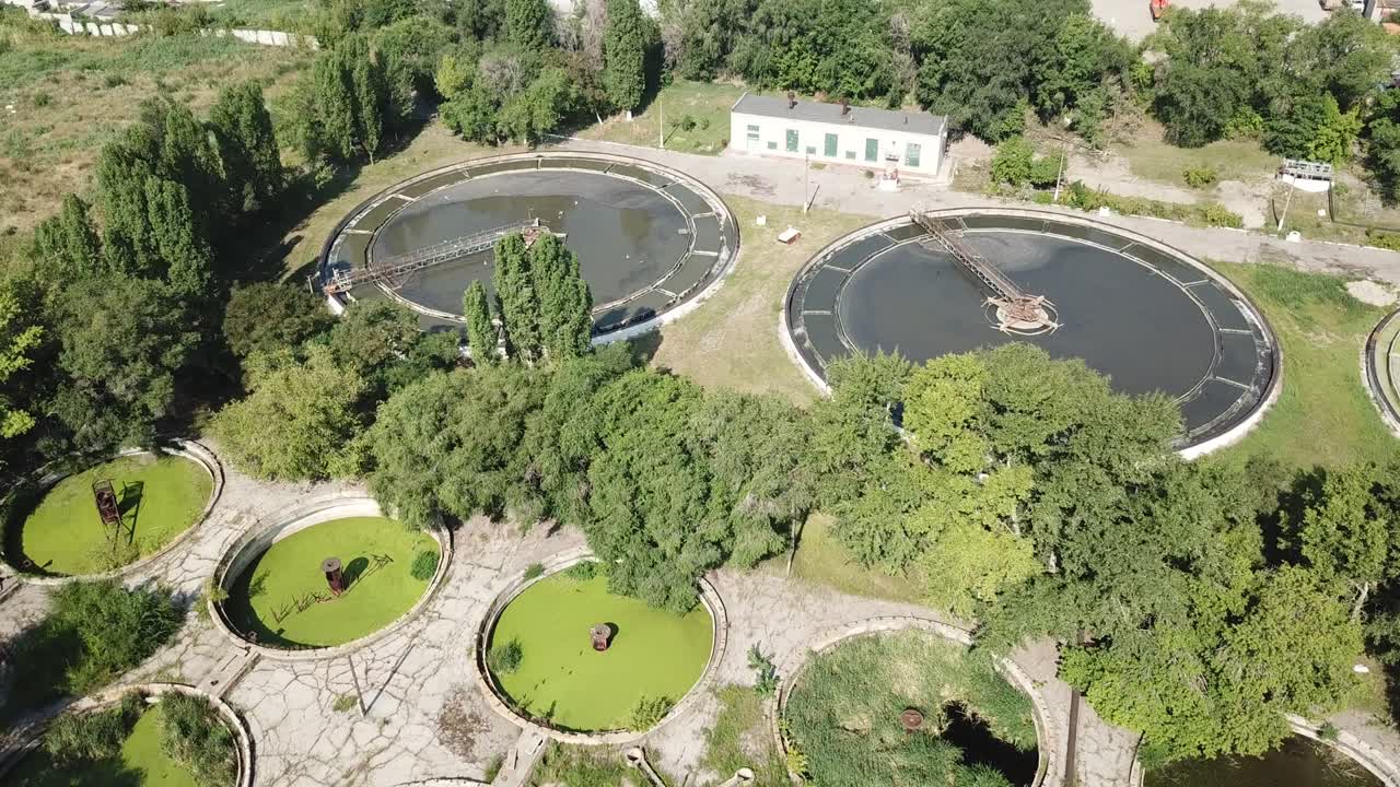 Ampia veduta aerea di un impianto circolare di purificazione dell'acqua, acqua potabile pulita
