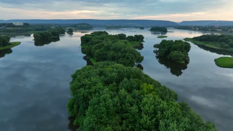 Pequeñas-Islas-Verdes-Cubiertas-De-árboles-En-Medio-Del-Río