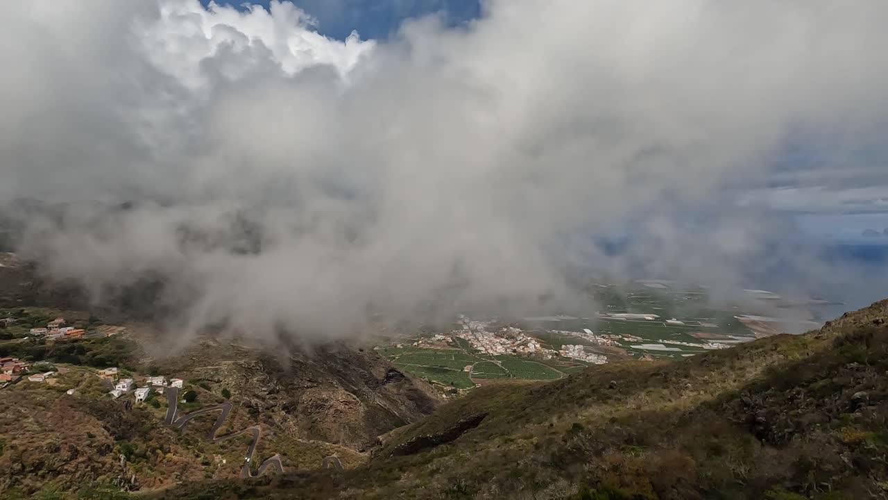 fotografía estática de nubes en movimiento rápido en la costa norte de tenerife, islas canarias