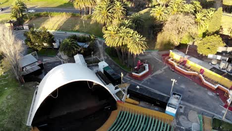 Vista-Aérea-De-Gradas-De-Colores,-De-Un-Teatro-Ubicado-En-El-Parque-En-Un-Día-Soleado-Montevideo-Uruguay