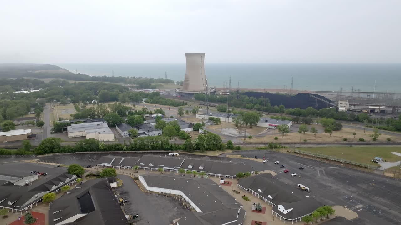 generando planta de energía en la ciudad de michigan, indiana a lo largo del lago michigan con video de drones en movimiento