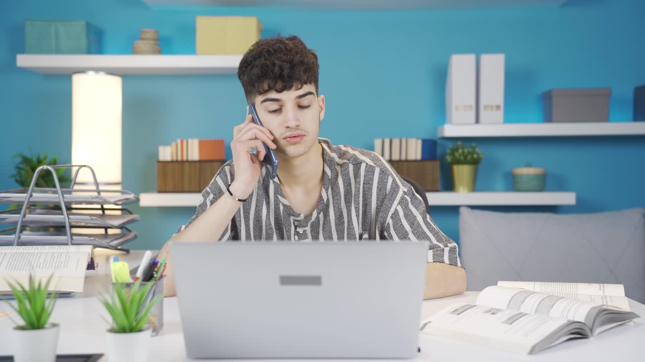 학생이 전화로 얘기하고 공부에 지루합니다.