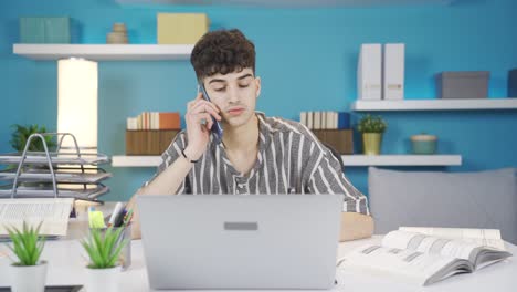학생이 전화로 얘기하고 공부에 지루합니다.