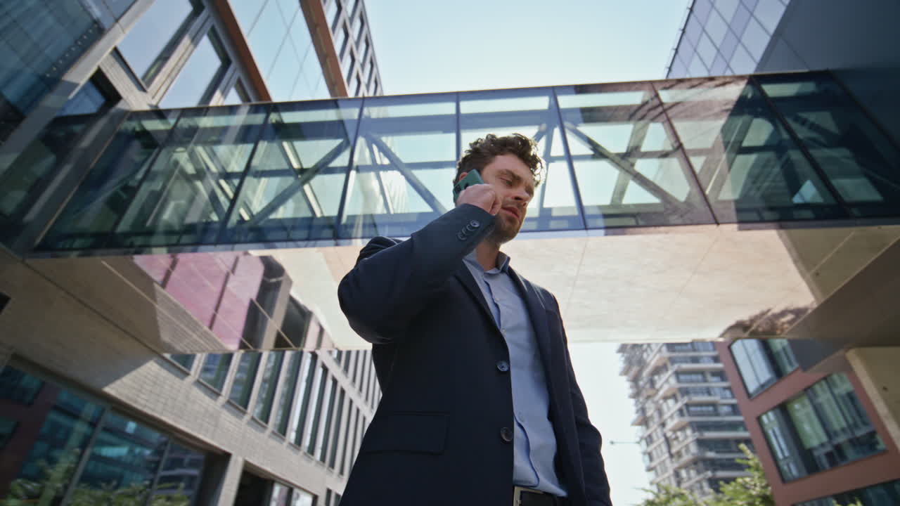 un hombre de negocios rico hablando por teléfono móvil en la calle de la metrópolis.