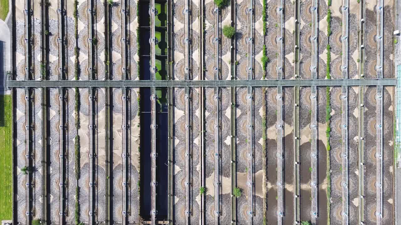 폐수 처리 공장 의 원형 연못 과 더러운 폐수 의 필터링 의 공중 상상