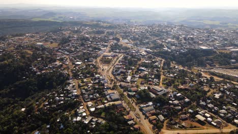 Vista-Aérea-De-Bernardo-De-Irigoyen,-Misiones-Y-Dionisio-Cerqueira,-Brasil